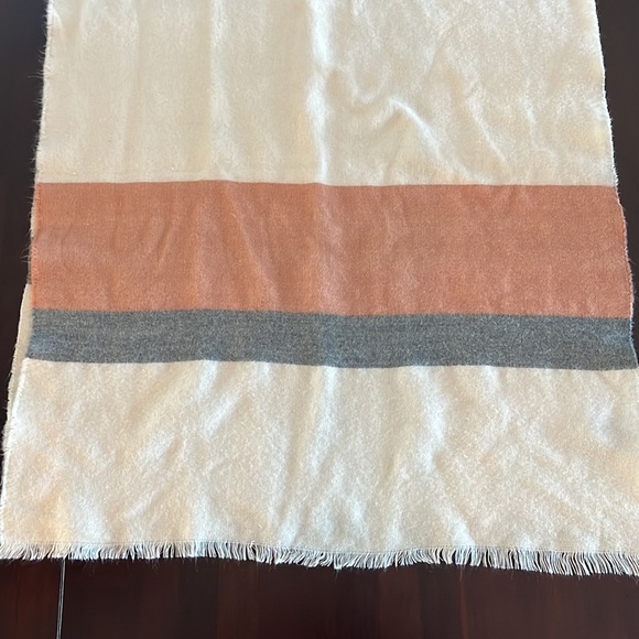 Vince Camuto blanket scarf - Picture 4 of 5